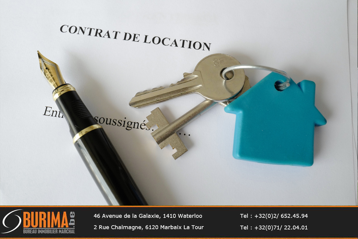 Contrat de location, clés et stylo sur une feuille; petit logement en icône bleue et informations de contact en bas. Garantie locative belgique, guide pour le propriétaire.